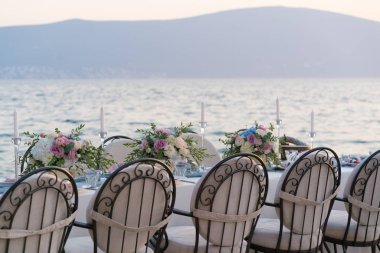 Tablo çiçeklerle düğün yemeği için dekore edilmiş