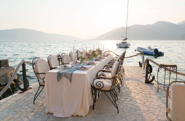 Tablo çiçeklerle düğün yemeği için dekore edilmiş