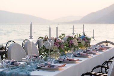 Tablo çiçeklerle düğün yemeği için dekore edilmiş