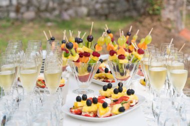 şampanya bardağı ve çeşitli atıştırmalıklar düğün töreninden sonra tüketime