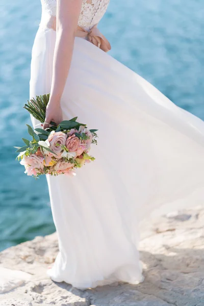 Sposa tiene un bouquet da sposa rosa di vari fiori ed eucalipto — Foto Stock