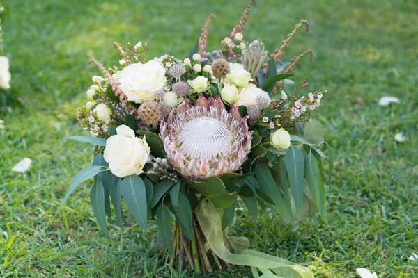 Prachtige rustieke boeket van protea en andere bloemen en kruiden — Stockfoto