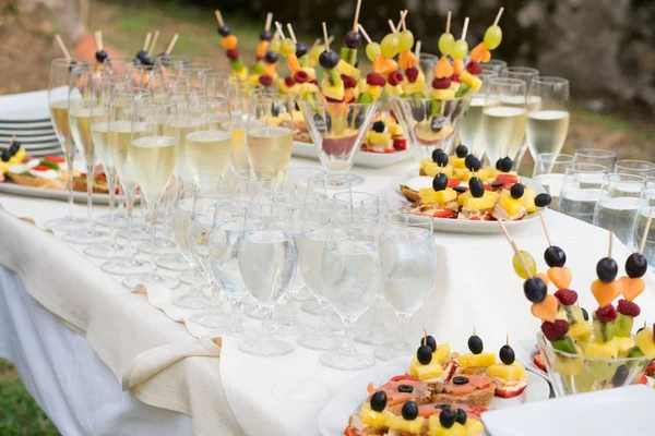 Champagne glasses and various snacks for consumption after the wedding ceremony — Stock Photo, Image