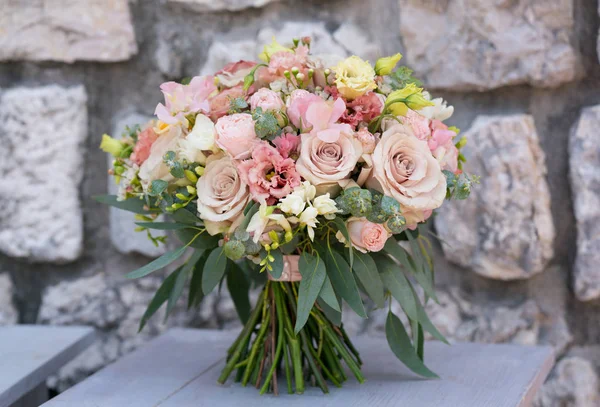 Bouquet de mariage rose de diverses fleurs et d'eucalyptus — Photo