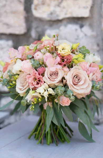 Ramo de boda rosa de varias flores y eucalipto — Foto de Stock