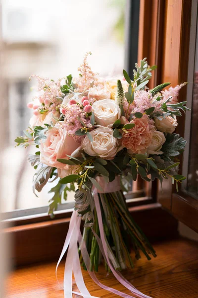 Rosa y melocotón ramo de la boda se encuentra en el alféizar de la ventana — Foto de Stock