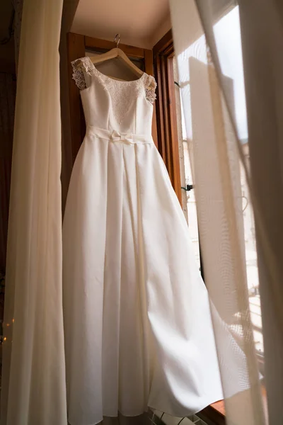 Белое свадебное платье висит на вешалке — стоковое фото