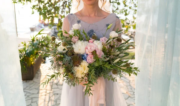 Невеста держит раскидистый свадебный букет — стоковое фото