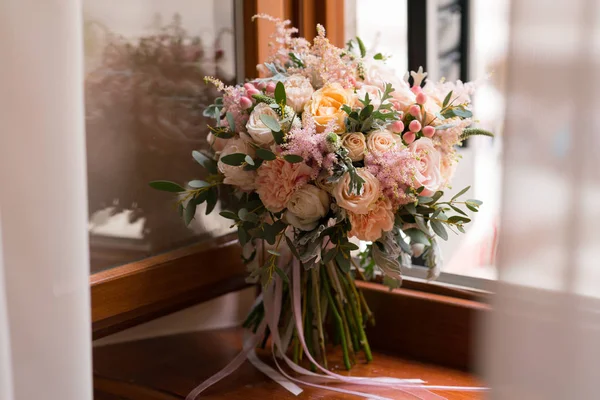 Rosa y melocotón ramo de la boda se encuentra en el alféizar de la ventana — Foto de Stock