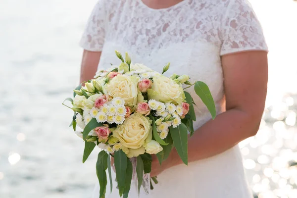 La mariée tient un bouquet de mariage rose et beige de fleurs fraîches et d'eucalyptus — Photo