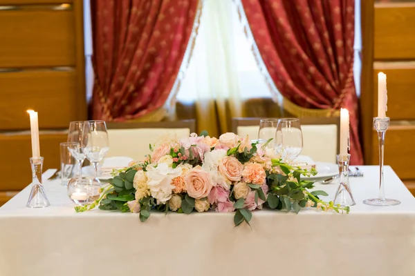 Mesas servidas e decoradas com flores para um jantar de casamento — Fotografia de Stock