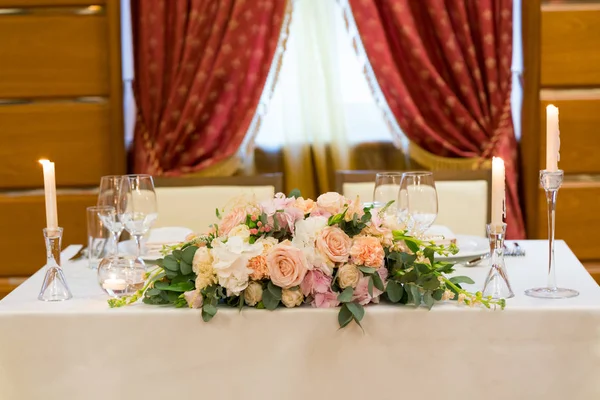 Tables servies et décorées avec des fleurs pour un dîner de mariage — Photo