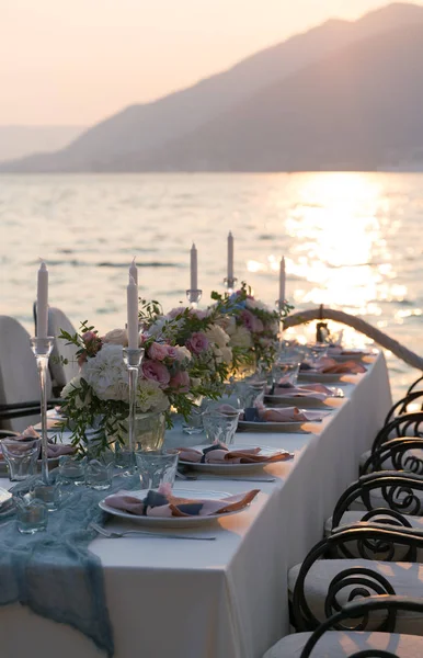 Tavolo splendidamente decorato con fiori per la cena di nozze — Foto Stock