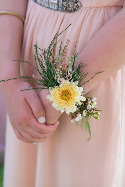 Цветочный браслет на руке женщины — стоковое фото