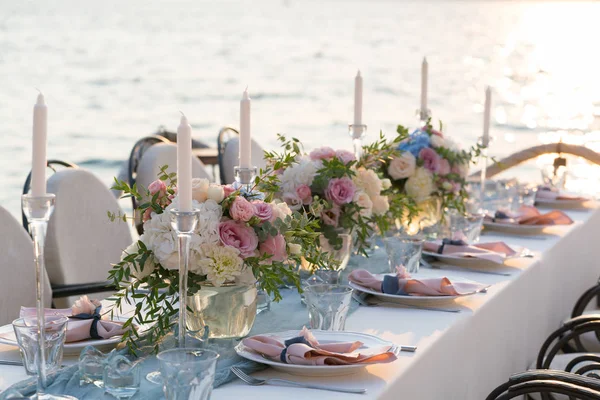 Beautifully decorated table with flowers for wedding dinner — Stock Photo, Image