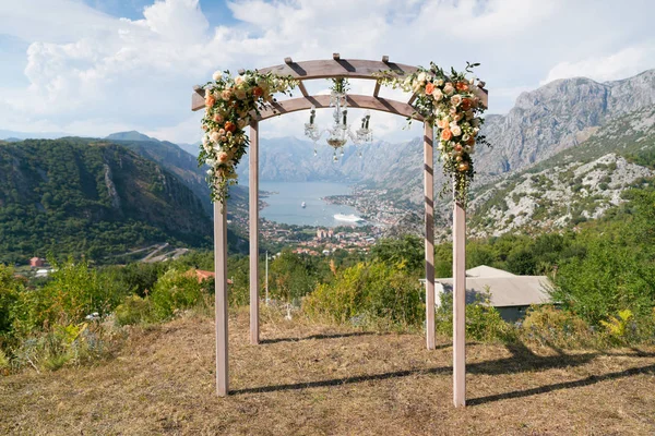 Vackra trä bröllop arch dekorerad med blommor — Stockfoto