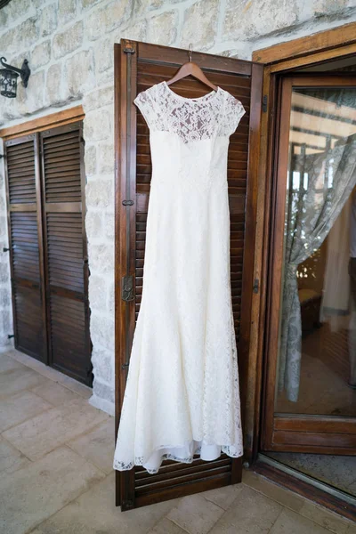 Белое свадебное платье висит на вешалке — стоковое фото