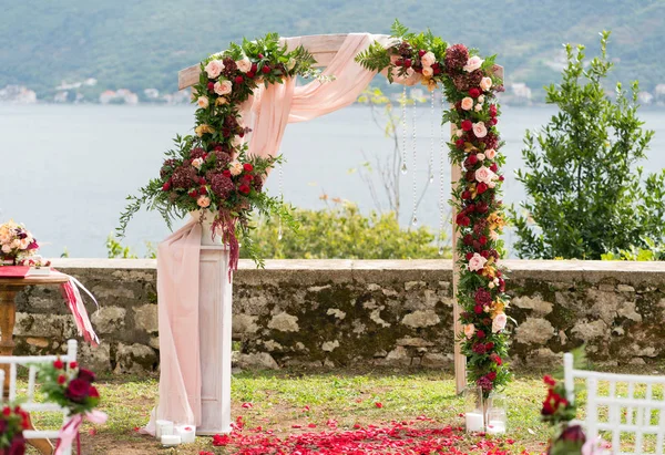 Арка украшена свежими цветами для свадебной церемонии — стоковое фото