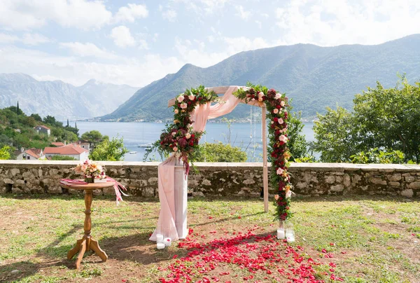 Bir düğün töreni için taze çiçekler ile dekore edilmiş kemer — Stok fotoğraf
