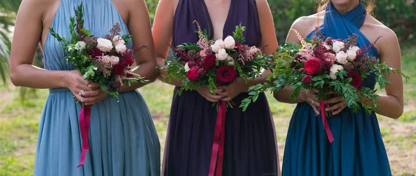 Подружки невесты с цветами в руках — стоковое фото