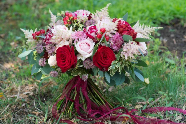 Ramo de boda variopinto rojo y rosa de flores frescas y eucalipto — Foto de Stock