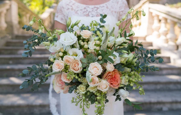 La novia está sosteniendo un ramo rústico de flores y varias hierbas — Foto de Stock