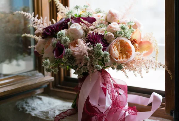 Peach dark red wedding bouquet stands on the windowsill — Stock Photo, Image