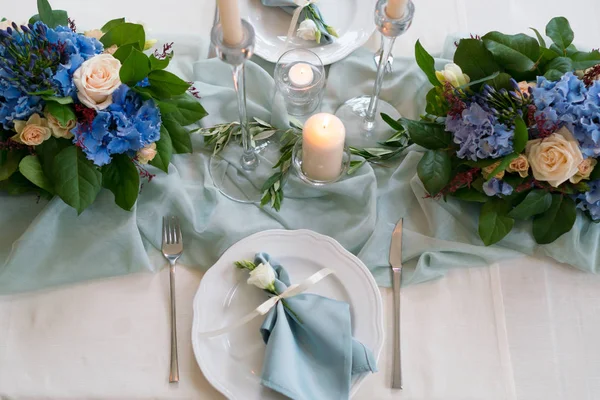 Mesa decorada en el restaurante para una cena de bodas — Foto de Stock