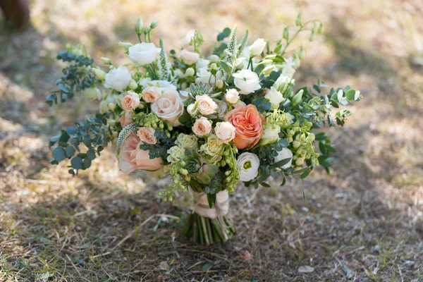 Rustic wedding bouquet stands on the lawn — Stock Photo, Image