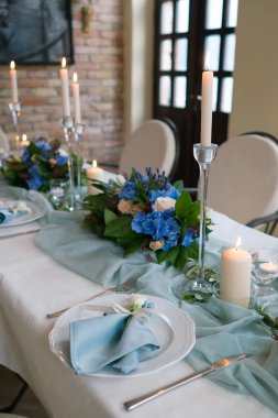 Tablo restoranda bir düğün yemeği için dekore edilmiştir.