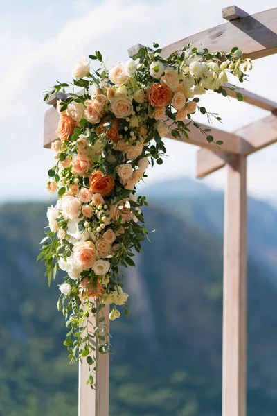 Hermoso arco de boda de madera decorado con flores — Foto de Stock