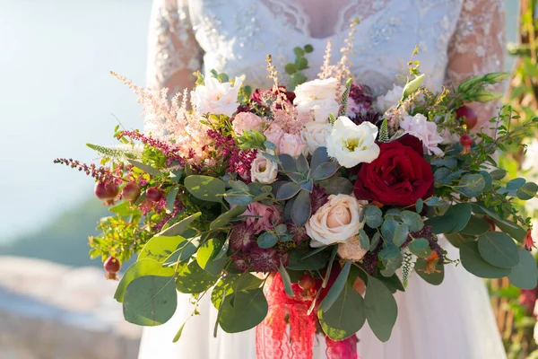 La mariée tient un magnifique bouquet de mariage — Photo