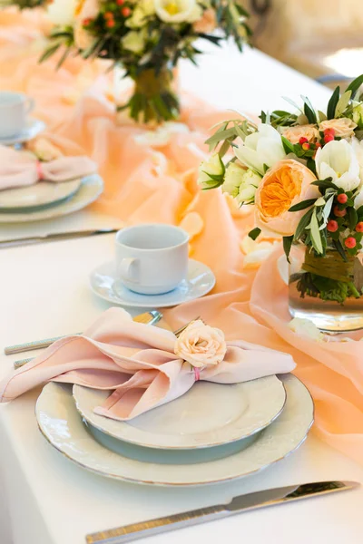 Mesa decorada en el restaurante para una cena de bodas — Foto de Stock