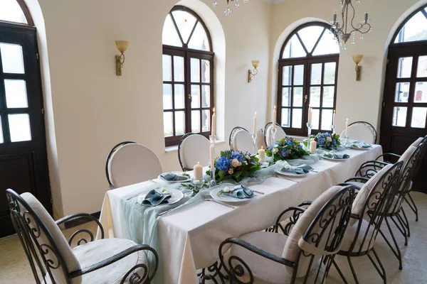 Διακοσμημένο τραπέζι στο εστιατόριο για ένα γαμήλιο δείπνο — Φωτογραφία Αρχείου