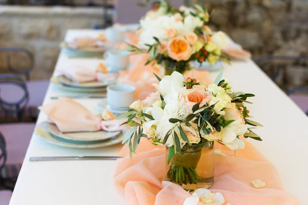 Mesa decorada en el restaurante para una cena de bodas — Foto de Stock