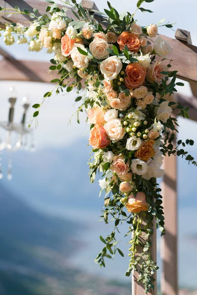 Mooie houten huwelijksboog, versierd met bloemen — Stockfoto