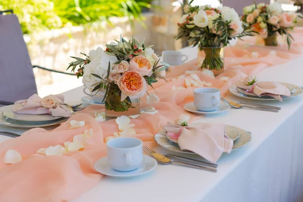 Mesa decorada en el restaurante para una cena de bodas — Foto de Stock