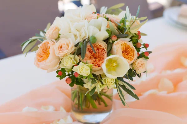 Disposizione dei fiori sul tavolo decorato per una cena di nozze Fotografia Stock