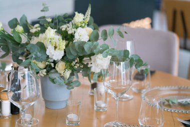 bir restoranda bir düğün yemeği için tablolar