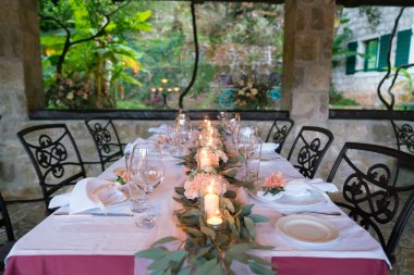 Tablo taze çiçekler ve mumlarla süslü bir düğün yemeği için