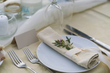 bir açık hava düğün yemeği için taze çiçeklerle süslenmiş tablo