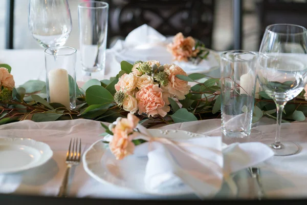 Mesa decorada con flores frescas y velas para una cena de bodas — Foto de Stock