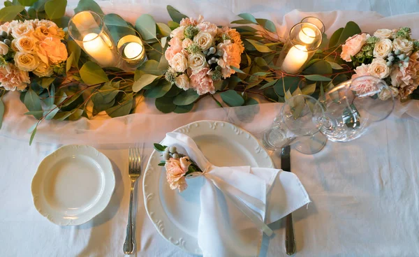 Mesa decorada con flores frescas y velas para una cena de bodas — Foto de Stock