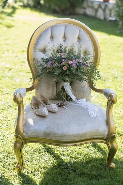 Sandalyenin üzerinde lüks rustik düğün buketi — Stok fotoğraf
