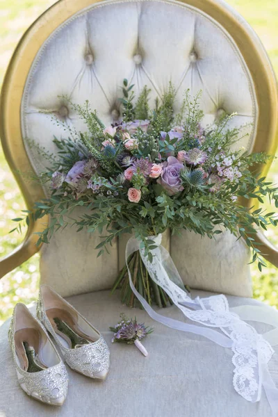 Lussuoso bouquet da sposa rustico sulla sedia — Foto Stock