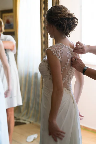 Наречена одягнена на весільну сукню, що йде на весілля — стокове фото