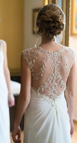 La novia se puso un vestido de novia va a la boda —  Fotos de Stock