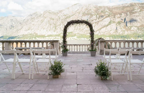 Arco di nozze in vimini per la cerimonia nuziale — Foto Stock