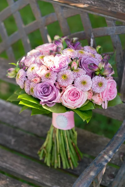 Pink and purple wedding bouquet rounded shape — Stock Photo, Image