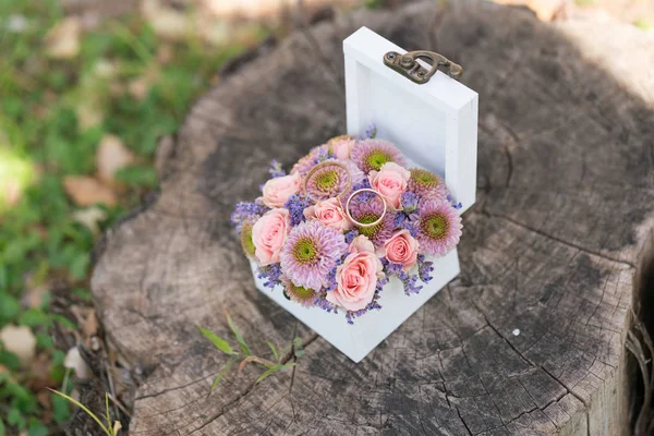 Ataúd con anillos de boda y flores frescas para la ceremonia — Foto de Stock